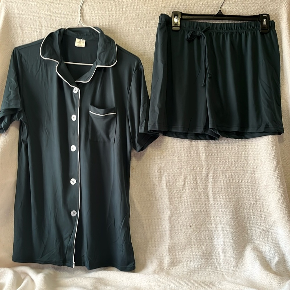 Real essentials Size M Short Pj Set Hunter Green